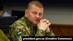 За даними Валерія Залужного, російські війська використовують авіацію, реактивні системи залпового вогню та артилерію для витіснення української армії