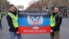 Прапор угруповання «ДНР» під час протестів у столиці Франції