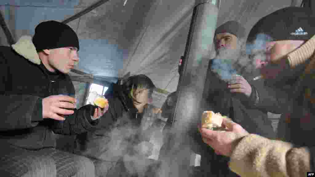 Ukrajina - Šator za beskućnike u Lvivu, 01.02.2012. Foto: AFP / Yuriy Dyachyshynu