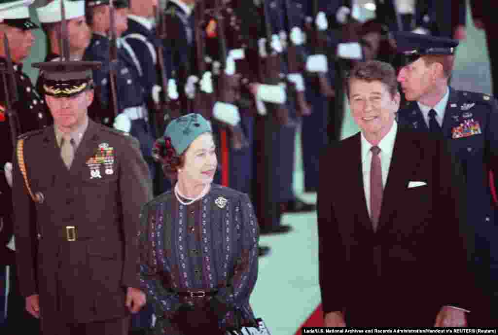 Kraljica Elizabeta II stoji sa predsednikom SAD Ronaldom Reganom tokom ceremonije u čast njene posete zapadnoj obali Sjedinjenih Država, u Santa Barbari, Kalifornija, SAD, 23. februara 1983. &nbsp;