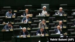 در پیش‌نویس مجلس که مشخص نیست تصویب آن چه مدت زمان ببرد، تنها ممنوعیت «پخش» اعترافات از رسانه‌ها مطرح شده و به موضوع «اخذ» اعترفات اجباری پرداخته نشده است.