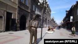 Armenia - The statute of the late U.S.-Armenian billionaire and philanthropist Kirk Kerkorian on a street in Gyumri, October 21, 2018.