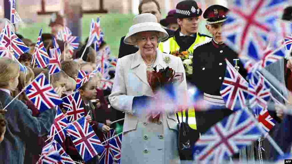 Kraljicu Elizabetu II pozdravljaju dobronamernici u poseti novorekonstruisanoj bolnici Kraljice Elizabete u Londonu 2001. godine. &nbsp;