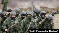  Окупація українського Криму. Російські військові без розпізнавальних знаків (так звані «зелені чоловічки») у селі Перевальне, 5 березня 2014 року