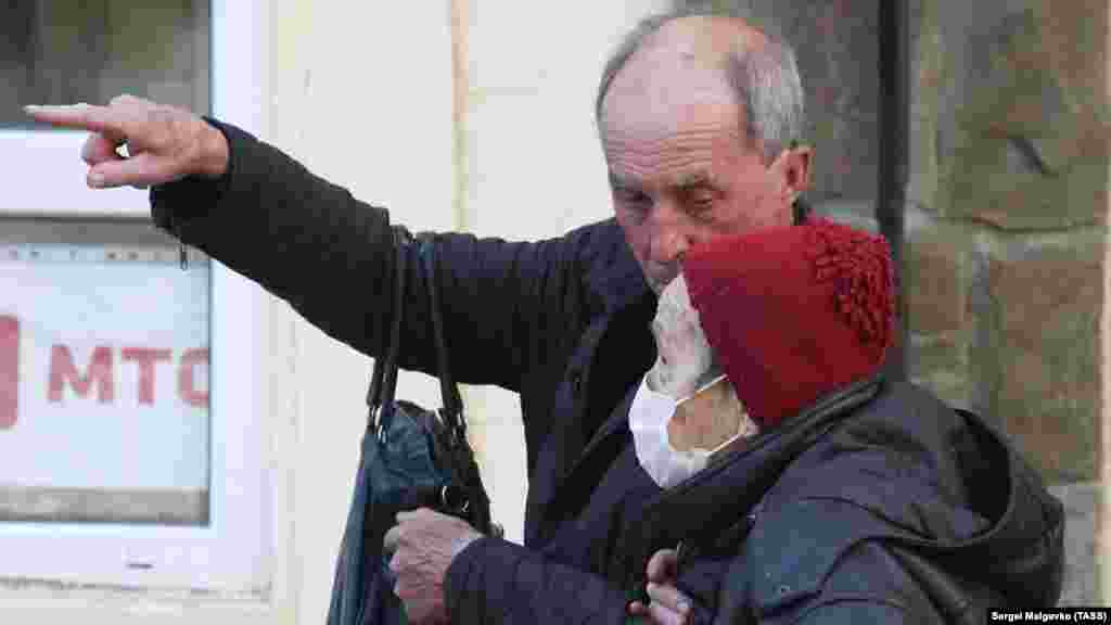 Люди похилого віку на одній з вулиць Судака. З 25 жовтня кримчан старше 65 років зобов'язали не виходити з дому до особливого розпорядження. Виняток зробили для тих, чиєму життю та здоров'ю є пряма загроза, чия присутність на робочому місці «обумовлена забезпеченням безперервних технологічних та інших процесів, необхідних для функціонування організацій і установ», а також медиків, соцпрацівників, співробітників Роспотребнадзору та Центру гігієни і епідеміології в Криму і Севастополі. Також обмеження не торкнуться осіб, залучених до російського перепису населення і вакцинованих