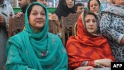 د نواز شريف مېرمن کلثوم نواز (کيڼ) او لور مريم نواز (ښې اړخ ته)