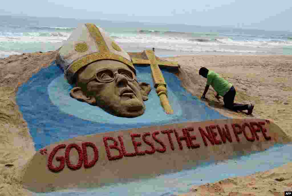 Indija - Umjetnik Sudersan Pattnaik napravio je papinu skulpturu od pijeska, Puri, 14. mart 2013. Foto: AFP / Asit Kumar