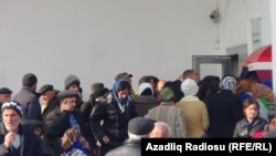Astarada bankomat qarşısında növbə.