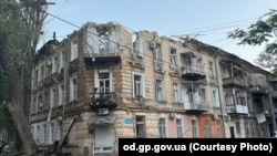 ოდესაზე რუსული დრონებით შეტევის შედეგად დაზიანებული სახლი. 2025 წლის 10 ივნისი