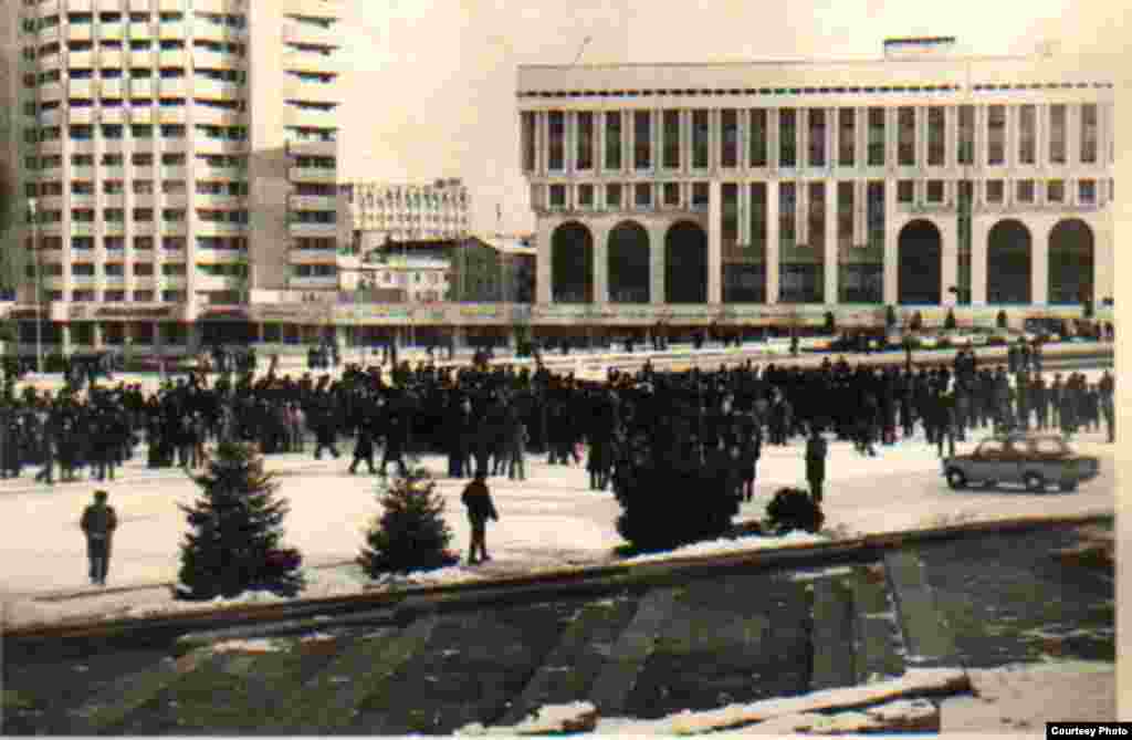 Казакстан. Алматынын борбордук аянтына (Жаңы аянтка) чогулган жаштардын нааразылык жыйыны. 1986-жылдын 17-18-декабры. - 1986-жылдын 16-19-декабры. "Желтоксан" ("Бештин айынын") окуялары. Казакстан. 30 миңдей киши Кремлдин саясатына нааразылык кылып көчөгө чыгып жаткан чакта, Алматынын борбордук аянты (ошол кезде Жаңы аянт деп аталган жай) кылкылдаган казак жаштарына толду. Алар расмий Кремлдин Казакстандын Компартиясынын Биринчи катчысы Динмухамед Кунаевди бошотуп, ордуна ичкериден орусиялык коммунистин (Геннадий Колбин) жетекчиликке алынып келишине каршы болушту. 