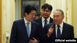 Қазақстан президенті Нұрсұлтан Назарбаев (оң жақта) пен Жапония премьер-министрі Синдзо Абэ Астанада. 27 қазан 2015 жыл.
