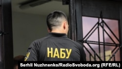 Співробітник НАБУ під час обшуку, архівне фото