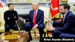 Президент України Володимир Зеленський (ліворуч), президент США Дональд Трамп і віцепрезидент США Джей ді Венс (праворуч) під час суперечки в Овальному кабінеті Білого дому. Вашингтон, 28 лютого 2025 року