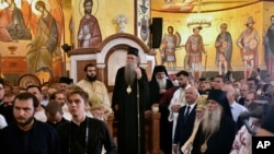 მონტენეგროში სერბეთის მართლმადიდებელი ეკლესიის ახალი მამამთავარი, მიტროპოლიტი იოანიკოსი ღვთისმსახურებისას პოდგორიცაში, აღდგომის ეკლესიაში. 2021 წლის 5 სექტემბერი. 