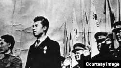 Ким Ир Сен и советские советники. Позже с этой фотографии, хранящейся в Музее революции в Пхеньяне, исчезли и советники, и флаги, напоминающие современные флаги Южной Кореи, и даже советский орден Трудового Красного Знамени