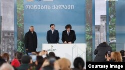 ირაკლი კობახიძე (მარჯვნივ) და თორნიკე რიჟვაძე (შუაში) ღონისძიებაზე