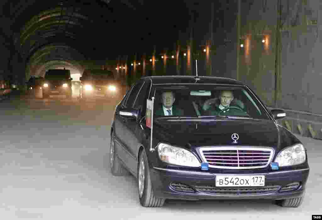 Prezident Putin həmçinin bahalı maşınlardan ibarət tam bir parka sahibdir.