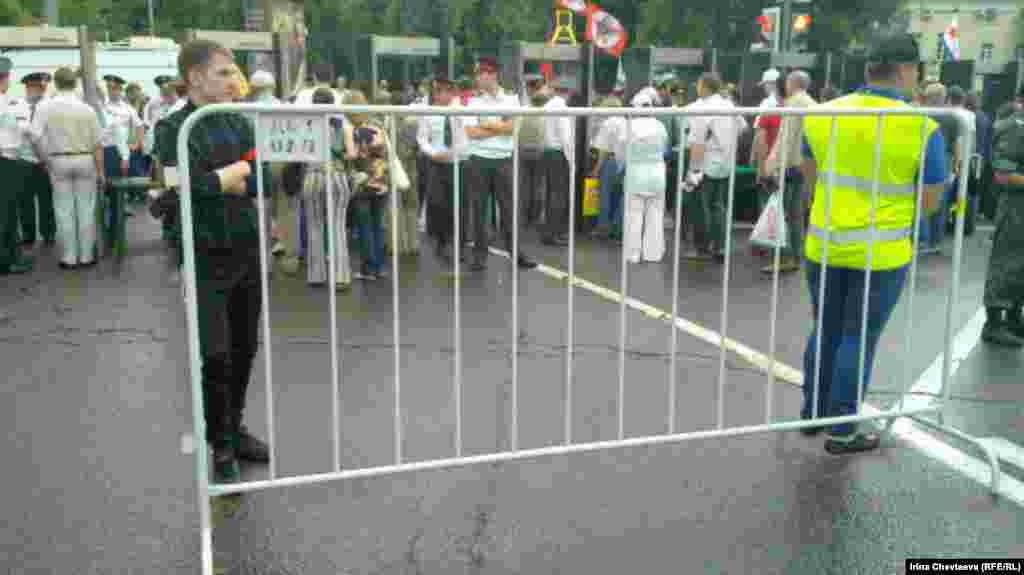 Жарандар тосмодон ичкериге өтүшөт