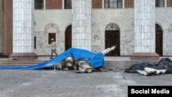 Демонтированная скульптура у здания театра вызвала возмущение в социальных сетях. 