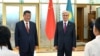 Астанада Кытайдын лидери Си Цзиньпинди казак президенти Касым-Жомарт Токаев тосуп алды. 16-июнь, 2025-ж.
