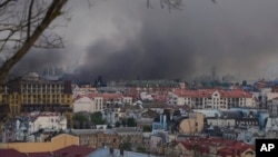 აფეთქებებით გამოწვეული კვამლი კიევში. 2025 წლის 10 ივნისი