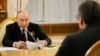 Рускиот претседател Владимир Путин во разговор со претседателот на Србија Александар Вучиќ