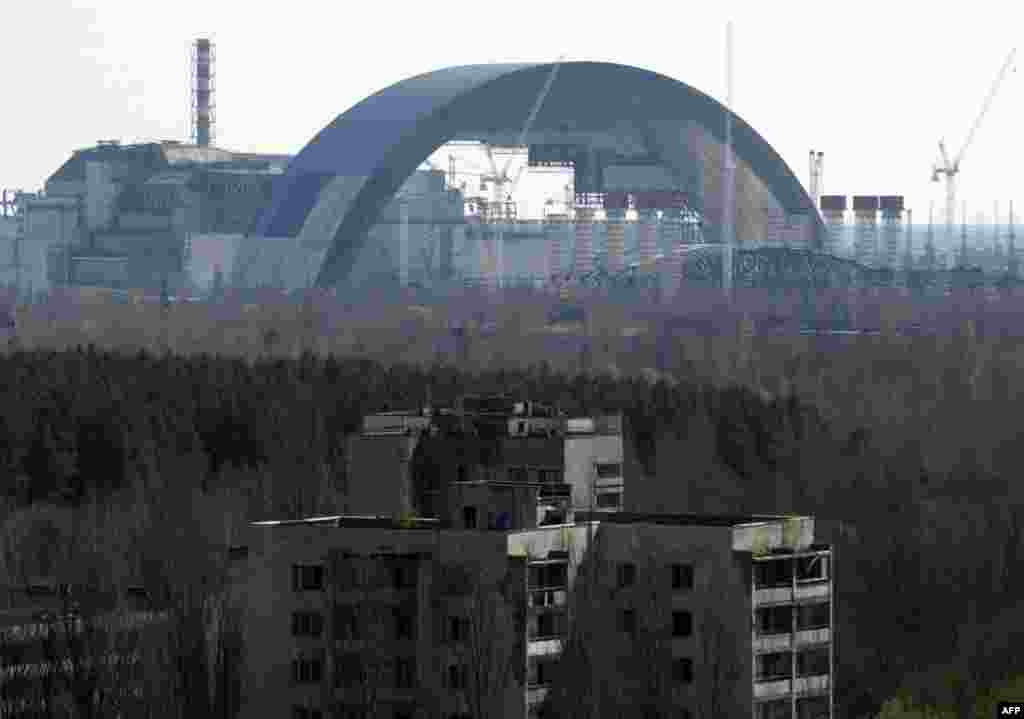 2 квітня на майданчику Чорнобильської АЕС успішно завершені роботи з переміщення Східної частини Арки нового безпечного конфайнменту із зони складання в зону очікування. Відстань, на яку переміщено конструкцію вагою 12 600 тонн тонн, - 112 метрів. Переміщення унікальне тим, що такі масивні та об’ємні конструкції ніде у світі не рухали, зазначає прес-служба ЧАЕС.