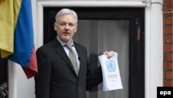 Джуліян Асанж прамаўляе да журналістаў з балькона пасольства Эквадору ў Лёндане 5 лютага 2016 году.