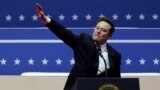 Elon Mask ABŞ-nyň prezidenti Donald Trampyň kasam kabul ediş dabarasyndan soň geçirilen çärede çykyş edýär.