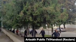 Хората бягат, докато в Степанакерт се чуват стрелби и експлозии.