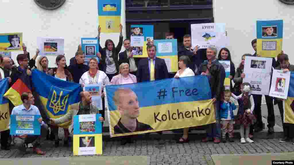 Українці у німецькому Мюнхені провели акцію з вимогою до Росії звільнити ув’язнених на російській території українських громадян. 20 вересня 2015 року