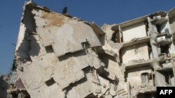 به گفته ناظران حقوق بشر سوریه در حملات هوایی به حلب٬ هلیکوپترهای ارتش سوریه اقدام به پرتاب بشکه‌های حاوی مواد منفجره کرده‌اند.