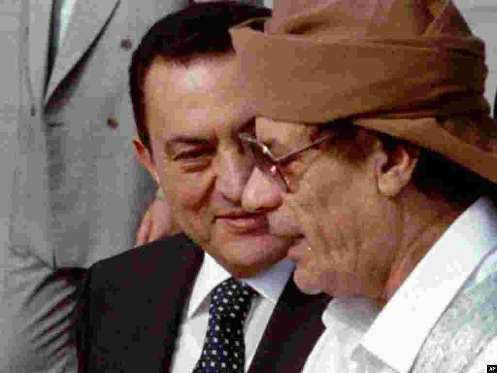1996-cı il, 22 iyun. Qaddafi Misirn prezidenti Misirdə Ərəb Sammitində Hosni Mubarakla görüşür.
