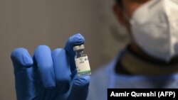 Доктор держит в руках ампулу с китайской вакциной Sinopharm. Иллюстративное фото.