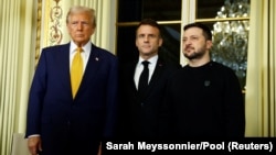 Франција - (од лево кон десно) Претседателот на САД, Доналд Трамп, претседателот на Франција, Емануел Макрон и претседателот на Украина, Володимир Зеленски, Париз, 7 декември 2024 година.