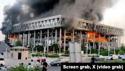 Здание иранской государственной телерадиокомпании IRIB в огне после израильской авиаудара в Тегеране, 16 июня 2025 года