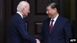 Президентът на САЩ Джо Байдън поздравява китайския президент Си Дзинпин, 15 ноември 2023 г.