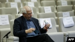 Josep Borrell drži zaštitnu masku nakon video konferencije o COVID-19, Brisel, 17. mart