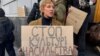 У центрі Києва проходить акція з вимогою відсторонити керівника Молодого театру через звинувачення у харасменті