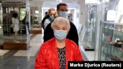 Ljudi u redu za glasanje na biračkom mestu u Beogradu, 21. jun 2020. godine