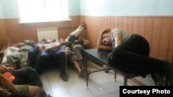 Муҳоҷирони тоҷик дар як боздоштгоҳи пулиси Русия