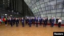Predsjednik EU Savjeta Charles Michel (u sredini) i predsjednica Evropske komisije Ursula von der Leyen (desno) poziraju za zajedničku fotografiju sa liderima država članica EU i vladama "Istočnog partnerstva", groupe od šest susjednih država, Brisel 15. decembar 2021. 