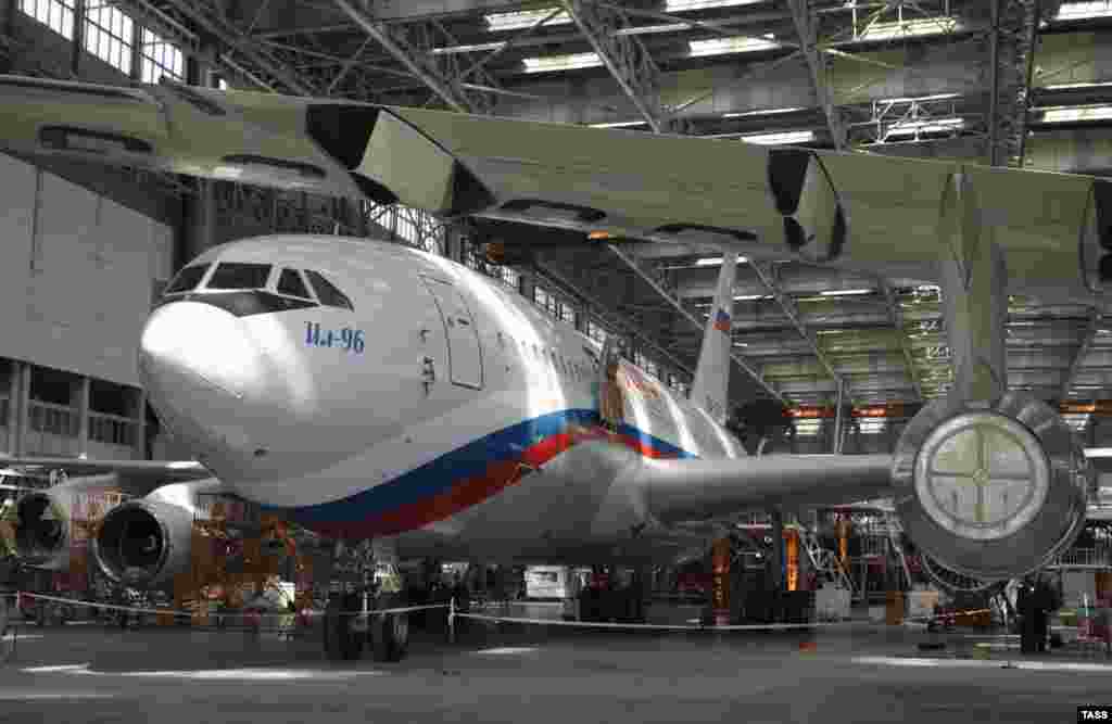 IL-96-300 sərnişin təyyarəsi də Putinin prezident donanmasına qatılıb.