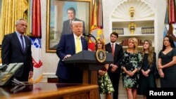 Predsjednik SAD-a Donald Trump i američki ministar za zdravstvo Robert F. Kennedy Jr. (prvi slijeva) u Ovalnom uredu u Washingtonu, 18. 4. 2025.