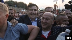 Міхеїл Саакашвілі (в центрі ліворуч) під час прориву державного кордону, пункт пропуску «Шегині», 10 вересня 2017 року