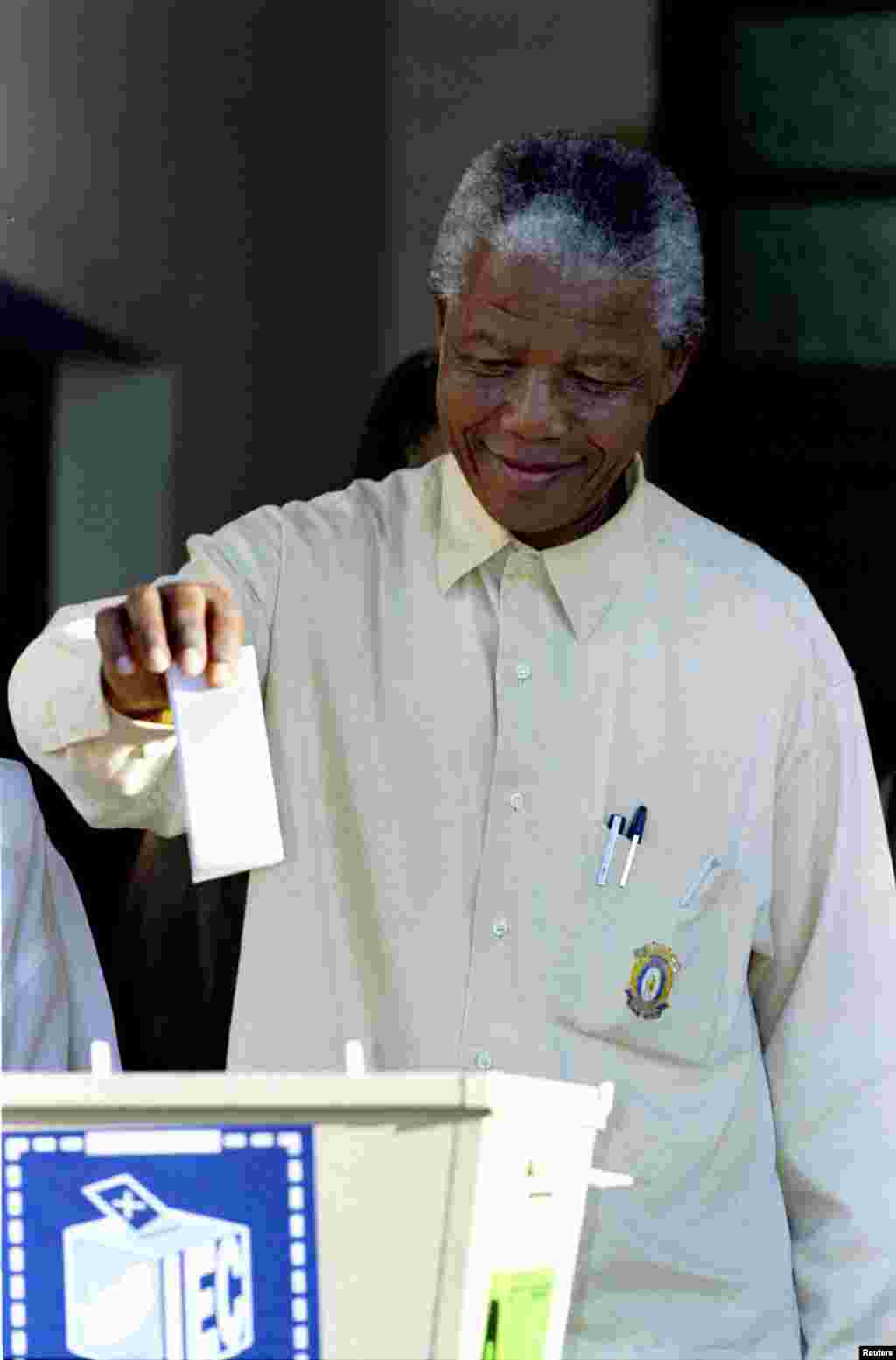 Nelson Mandela na glasanju u Durbanu, 27. april 1994.