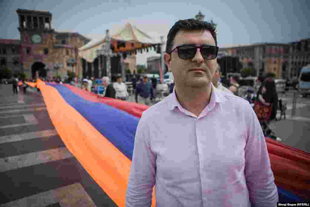 ტიგრან ჰაკობიანი, 36 წლის სევილია, ესპანეთი "მჯერა, რომ მომავალში აღარ გვექნება კორუფცია. ვნახავთ, როგორ გაბრწყინდება სომხეთი და ამოიძირკვება მონოპოლია. და, ღმერთმა ნუ ქნას, ეს ასე არ მოხდა. მაშინ, დარწმუნებული ვარ, სომეხი ხალხი ისევ აჯანყდება და ჩვენ მათ შევუერთდებით".