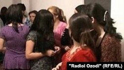 Задержанные жрицы любви в ходе рейда милиции в городе Бохтаре. Архивное фото 