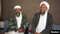 Усама бин Ладен (солдо) менен Айман ал-Завахири (оңдо) пакистандык журналист Хамид Мирге (Пакистан) интервью берип жаткан маалда. 