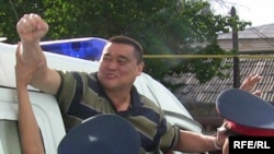 Рамазан Есергепов, осужденный на три года тюрьмы главный редактор независимой газеты «Алма-Ата Инфо», в день оглашения приговора. Тараз, 8 августа 2009 года.